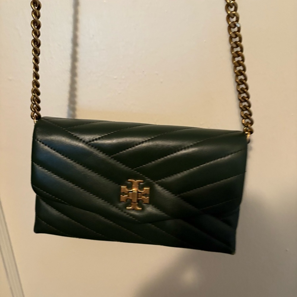 Tory Burch Kira Chevron Chain Wallet

Picture shows damage in corner